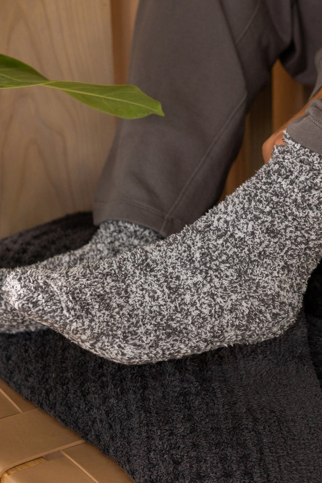 Barefoot Dreams: CozyChic® Heathered Socks - Oyster/White - S/M