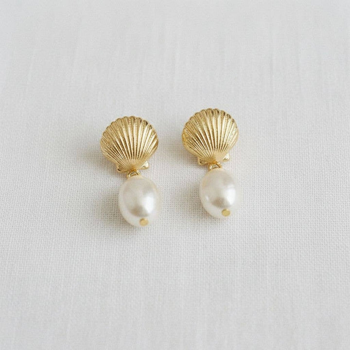 Chic Vintage-Inspired Pearl Drop Earrings
