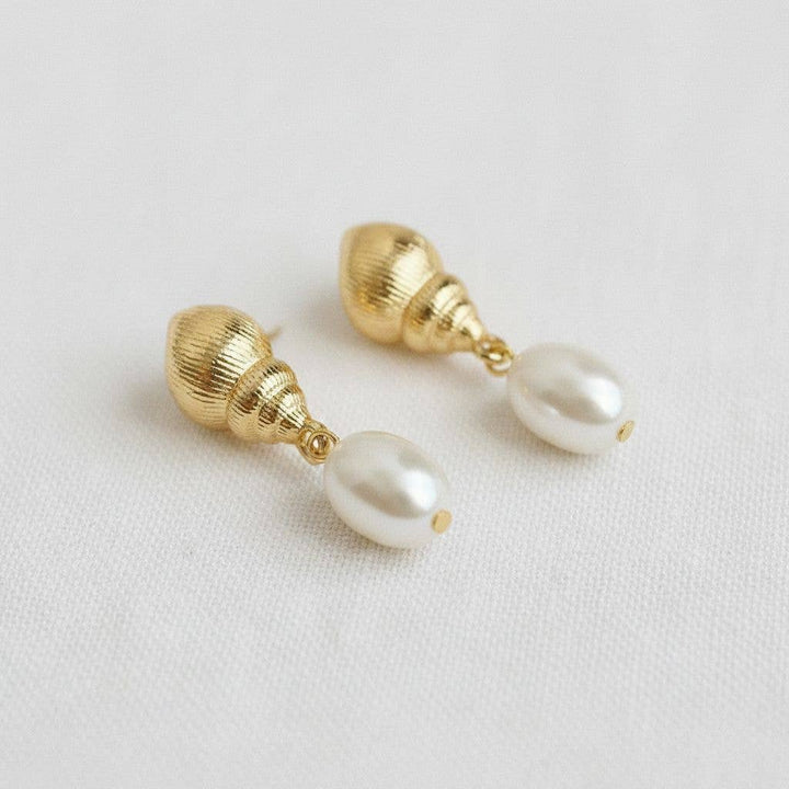 Chic Vintage-Inspired Pearl Drop Earrings