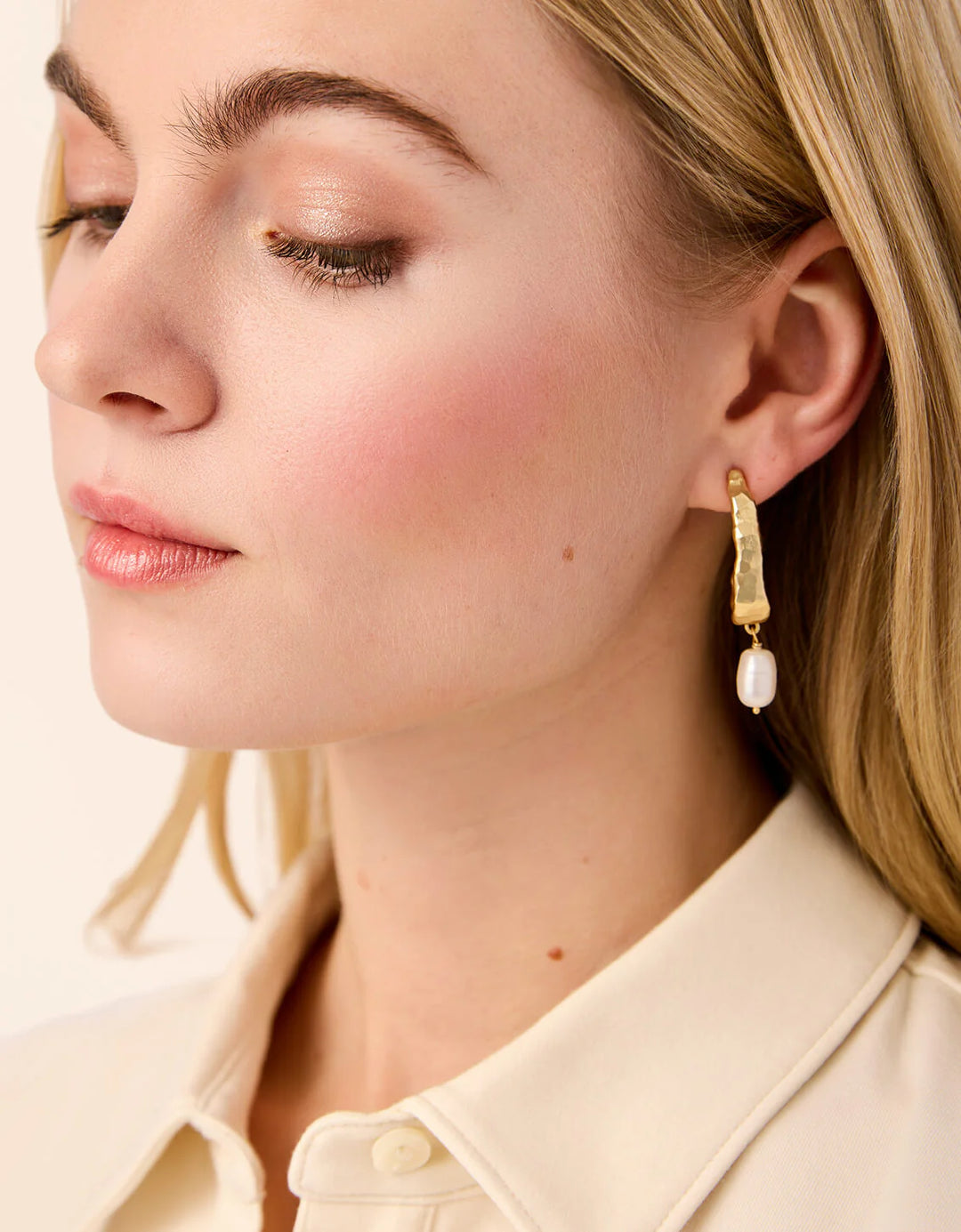 Spartina 449: Tumbled Hoop Earrings - Pearl
